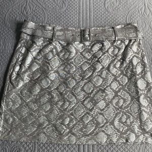 Short belted skirt taupe and silver print